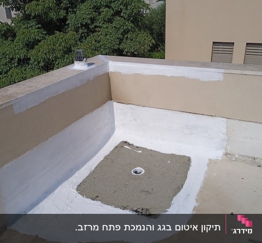 איטום גג עם חומר לבן סביב ניקוז